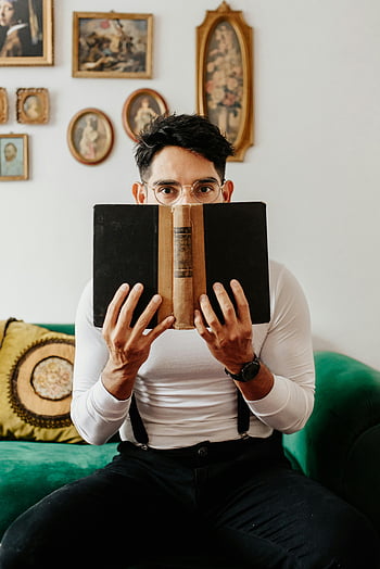 Homme en chemise blanche, réserver dans les mains, canapé vert, en train de lire, lunettes, cadres vintage, cadre intérieur, lecture décontractée, homme avec des lunettes, amoureux des livres, lecture confortable
