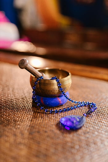 Bol Chantant Tibétain, chapelet de prière, méditation, relaxation, configuration serein, perles bleues, surface en bois, outils spirituels, pleine conscience, thérapie par le son, maillet