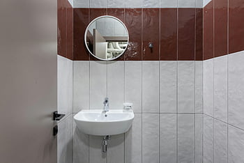 koupelna, toaleta, dřez, kulaté zrcadlo, keramický dřez, moderní koupelna, Elegantní koupelna, kachlové stěny, Vzhled interiéru, toaletní interiér, umyvadlo