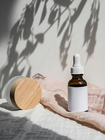 hudpleieprodukter, nærbilde, hudpleie serum, krem krukke, Organisk skjønnhet, stoff bakgrunn, Stilig presentasjon, Naturlig hudpleie, skjønnhetstemaer, minimalistisk design, skyggeeffekt