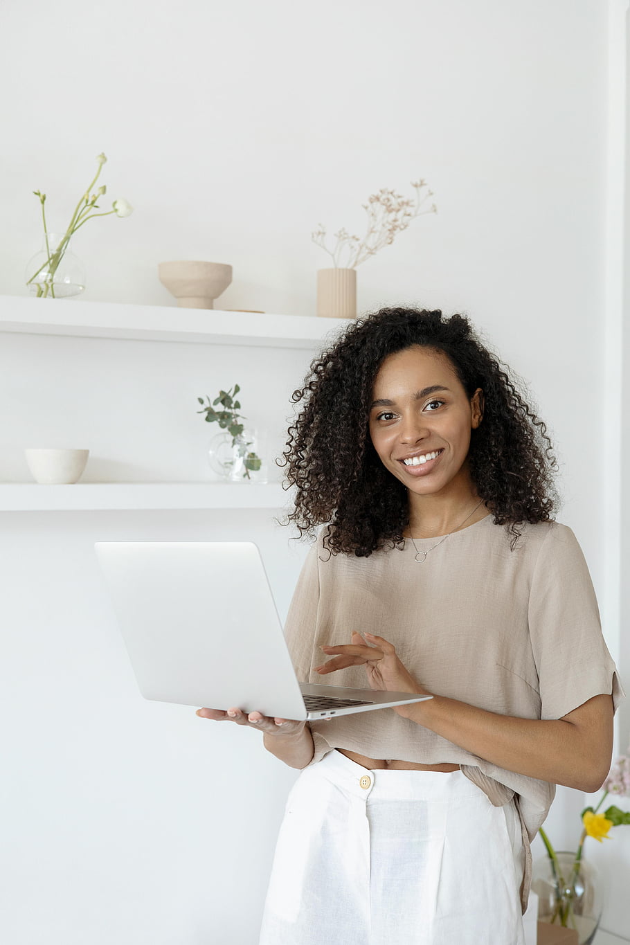 kranke Frau, Laptop tragen, Heimarbeit, moderner Lebensstil, Innenministerium, von zu Hause aus arbeiten, berufstätige Frau, digitaler Nomade, Work-Life-Balance, Heimarbeitsplatz, Freizeitbekleidung