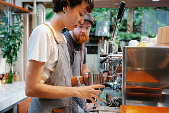 baristaer, forbereder kaffe, kaffemaskin, Moderne kafé, teamarbeid, kaster, espressomaskin, Kaféinnstilling, kaffe forberedelse, barista-teamarbeid, moderne kaffebar