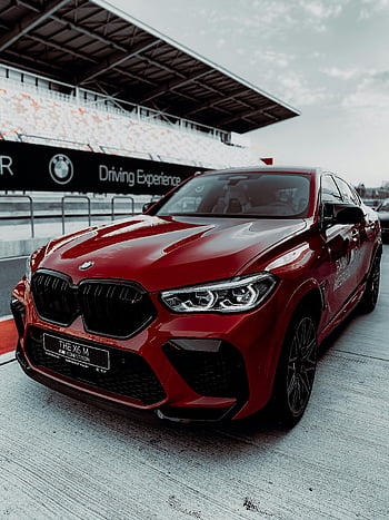 röd BMW x6 m, lyxbil, betongyta, Spår, stil, prestanda, BMW körupplevelse, röd sedan, högpresterande fordon, parkerad bil, fordonsdesign