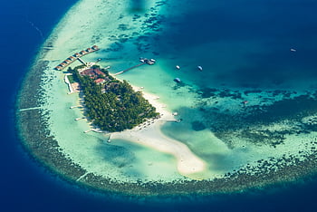 photographie aérienne, île tropicale, Maldives, eaux claires, vue d'oiseau, Île paradisiaque, récif de corail, plage de sable, resort de luxe, bungalows sur l'eau, destination de voyage