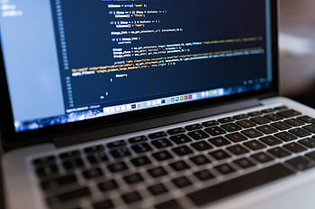 Macbook Pro, code de programmation, affichage d'ordinateur portable, thèmes technologiques, thèmes de codage, vue focalisée, affichage de texte, écran d'ordinateur, développement de logiciels, Édition de code, dispositifs technologiques