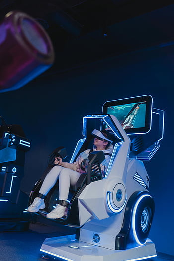 kvinde, vr headset, Virtual reality, Gaming Simulator, futuristisk, VR -oplevelse, Interaktivt spil, Immersive teknologi, neonbelysning, spille stol, underholdning