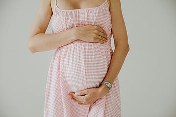 gravid kvinne, rosa rutete kjole, nærbilde foto, holder magen, innendørs foto, barselmote, graviditetsstil, uformell kjole, Belly Bump, fødselspermisjonskjole, Rutete mønster