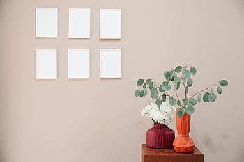cadres photo vides, intérieur minimaliste, vases modernes, Cadres vierges, décoration de maison, art mural, design d'intérieur, vases décoratifs, design minimaliste, décoration d'intérieur, art mural vide