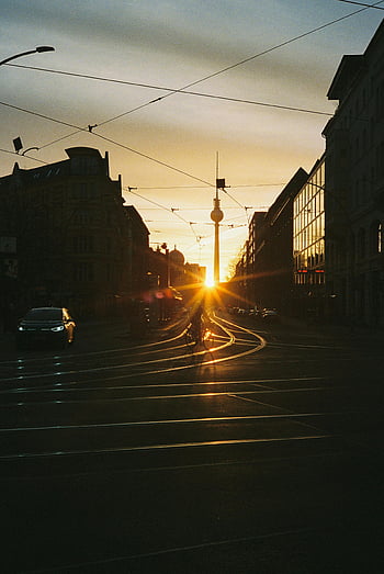strada della città di Berlino, Alba, torre della tv, strade urbane, paesaggio urbano, cielo drammatico, linee del tram, luce del mattino, punto di riferimento iconico, scena di strada