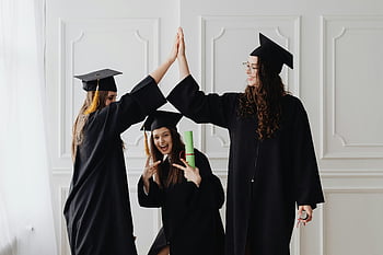 konfirmasjonen, akademisk kjole, unge kvinner, feire, høy fem, diplomer, innendørs, graduate caps, gruppefeiring, oppnåelse, utdanning