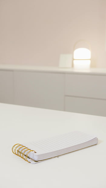 μπλοκ ΣΗΜΕΙΩΣΕΩΝ, λευκή επιφάνεια, μινιμαλιστικό γραφείο, σπιράλ σημειωματάριο, αντίγραφο διάστημα, απλή ρύθμιση, Ρύθμιση γραφείου, λευκό γραφείο, Σημειωμένο σημειωματάριο, χρυσός σπείρας, μινιμαλιστικός χώρος εργασίας