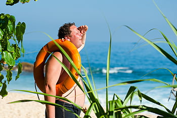 anillo de seguridad naranja, hombre hombro, cuerpo de agua, boya salvavidas, playa tropical, unawatuna, Sri Lanka, día soleado, escena de la playa, vista al océano, actividad al aire libre