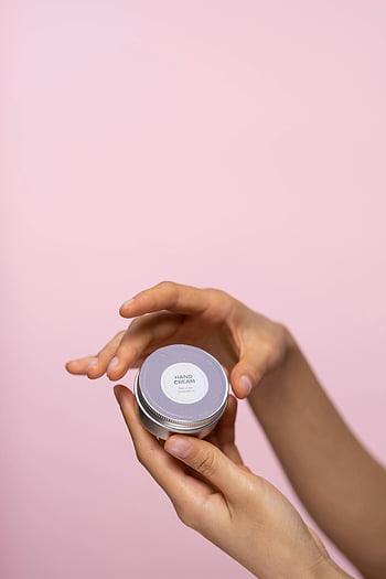 crema de maini, ingrijirea pielii, Borcan elegant, fundal roz moale, simplitate, produse cosmetice, cremă hidratantă, cosmetice naturale, îngrijirea mâinilor, design minimalist, atingere ușoară
