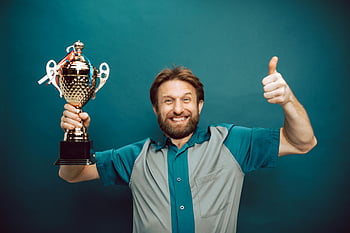fața bărbatului, victorie, trofeu, zâmbind omul, Bravo, Fundal albastru, câştigător, celebrare, realizare, succes, adjudecare