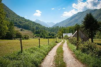 Pyrenäen, Frankreich, Landschaft, Berglandschaft, Natur, Wiese, Tal, Wanderweg, Reise, Wald, grünes Tal