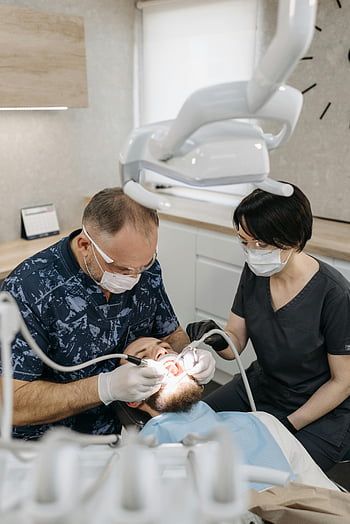 tandlæge kontor, tandbehandling, Moderne tandkontor, tandlæge og assistent, patientpleje, tandlægeudstyr, lys tandklinik, Dental procedure, tandhygiejne, tandstol, tandlægeværktøjer