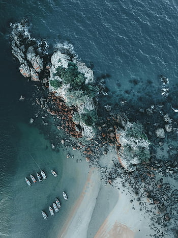 luftfoto, klippekyst, både på land, frodig grønt, hav, stenstrand, fantastisk udsigt, luftfotografering, kystlandskab, naturlige skønhed, Seaside Landscape