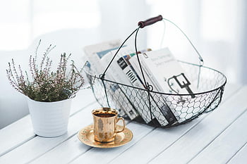tazza d'oro, cestello, libri, pianta in vaso, tavolo di legno, Scena casalinga, scena tranquilla, tazza di caffè, Basket del libro, arredamento interno, tavolo bianco