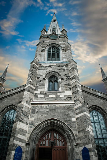 Cattedrale, città del Quebec, Chiesa di pietra storica, guglia, cielo nuvoloso, luce del giorno, architettura gotica, vetrate colorate, edificio in pietra, struttura religiosa, Architettura Quebec