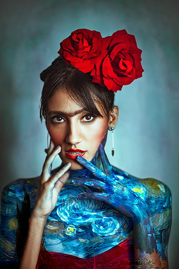 Žena s červenými růžemi, Umění inspirované Van Goghem, umělecký portrét, malování na tělo, červené růže na hlavě, podmanivý portrét, Malovaná žena, van gogh, kreativní fotografie, Unikátní umění, Květinový hlava