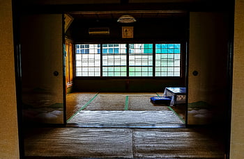 Japanilainen Ryokan, tatami -lattia, liukuovet, rauhallinen sisustus, perinteinen japanilainen, huone, jossa on pöytä, ikkunat, Sisustussuunnittelu, japanilainen arkkitehtuuri, rauhallinen huone, perinteinen huone