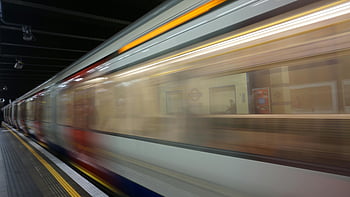 niewyraźny ruch, pociąg, stacja kolejowa, londyńskie metro, stacja metra, Dynamiczny strzał, Pędzący pociąg, pociąg podziemny, pociąg metra, rozmycie w ruchu, platforma stacji