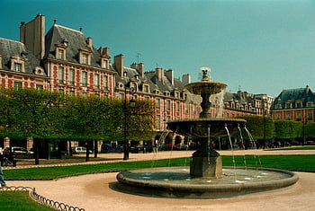 Place des Vosges, Paris, Frankreich, Brunnen, ikonischer Ort, klarer Himmel, historische Gebäude, Parkblick, Stadtplatz, Pariser Attraktionen, Touristenziel