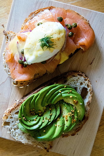 uzený losos, vařené vejce, avokádový toast, Gourmet Avocado Toast, uzený lososový toast, pošírované vaječné toast, avokádo šíří, Snídaně toast, zdravá snídaně, gurmánská snídaně, Recept avokádo toast