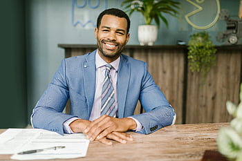 hombre sonriente, traje azul, sentado, mesa, empresario, Atuendo de oficina, escritorio, documentos, profesional, retrato, interior