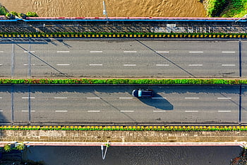 Luftaufnahmen, Auto bewegt, Autobahn, banten, Indonesien, Luftaufnahme, Autobahnbrücke, Klare Sicht, über, Straße, Fahrzeug