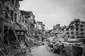 Erdbeben nach Folgen, Bhaktapur, Nepal, Schwarz und weiß, Verwüstung, Zerstörung, Schutt, zusammengebrochene Gebäude, Katastrophenszene, Stadtzerstörung, Katastrophenerholung