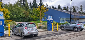 New Westminster, Britisch-Kolumbien, Königin Park, dc, schnelle Ladegeräte, ev, elektrische Fahrzeuge, Ladestation, Autos, Bäume, Gebäude