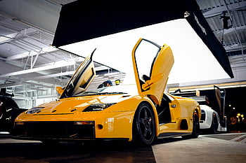 gele sportwagen, luxe auto, open deuren, binnendisplay, strak ontwerp, geel voertuig, sportwagen interieur, autofotografie, high-end auto, autoshowcase, Binnen autoshow