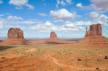 monumenttal, buttes, braune Felsformation, weiße Wolken, blauer Himmel, Reisebegeisterte, Wüstenlandschaft, Naturwunder, szenische Ansicht, Outdoor-Abenteuer, klarer Himmel