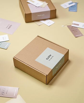 茶色の段ボール箱、 黄色い表面、 ミニマリストデザイン、 閉じる、 タグ、 包装、 布、 ありがとうございました、 実生活、 製品の写真、 電子商取引