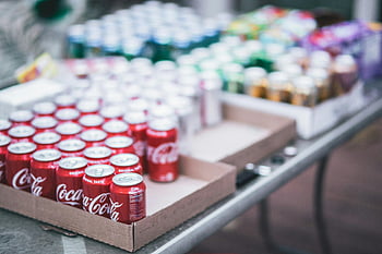 coca-cola, nápojové plechovky, selektivní zaměření, červená plechovka, nejrůznější nápoje, rozmazaný obraz, zobrazení tabulky, coca-cola může, box hodně, nealkoholické nápoje, nastavení tabulky