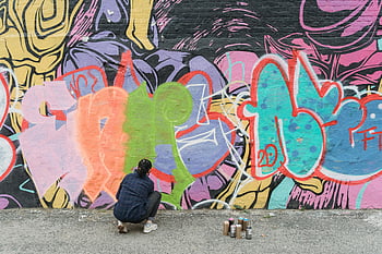 artistă graffiti, spray cu vopsea, Mural vibrant, arta stradală, arta urbană, graffiti colorate, pictura in pereti, proces creativ, arta în aer liber, crearea de murale, expresie artistică