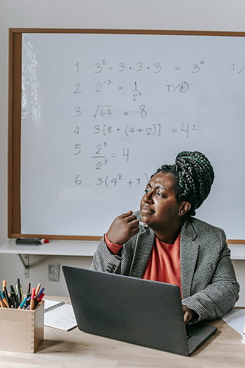 Profesor negru, femeie africană americană, gândire, sală de clasă, laptop, tablă albă, educaţie, învățătură, Ecuații de matematică, profesionist, birou