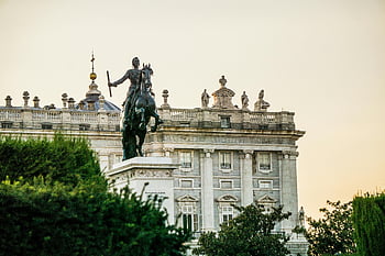 estatua del jinete, estatua ecuestre, Felipe IV, Palacio Real, Madrid, tiempo de día, monumento histórico, escultura al aire libre, arquitectura española, paisaje urbano, hito cultural