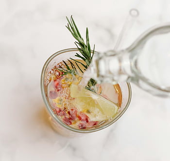 limonáda, citrón, rozmarýn, semena granátového jablka, citrusový nápoj, osvěžující nápoj, sklenka, nalévání, Stipce rozmarýnu, citrus, obloha
