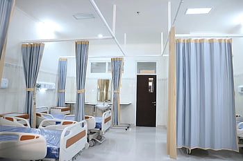 lits d'hôpital, service hospitalier propre, hôpital moderne, rideaux d'intimité, Surabaya, Indonésie, établissement médical, intérieur de l'hôpital, lits de patients, chambre d'hôpital, environnement de santé