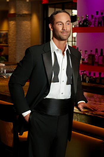 Mann i smoking, Svart smoking, bar telleren, stilig bar, San Antonio, stilig mann, klassisk smoking, trygg positur, formell antrekk, barinnstilling, Utelivsscene