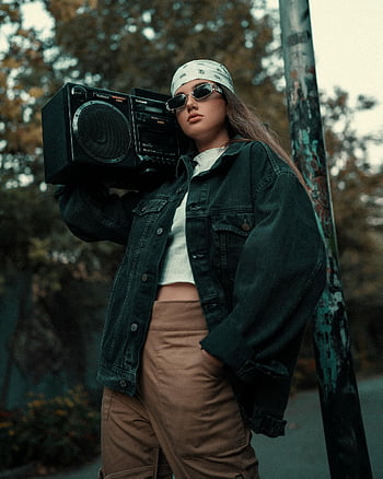 młoda kobieta, Gracz retro, okulary słoneczne, boombox, Kultura młodzieżowa, Stylowy strój, chustka, jeansowa kurtka, ustawienie na zewnątrz, Vintage Audio, styl miejski