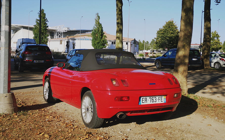 Fiat Barchetta, červené auto, konvertibilní, zaparkováno, venkovní, stromy, poznávací značka, zpětný pohled, sportovní auto, během dne, městském prostředí