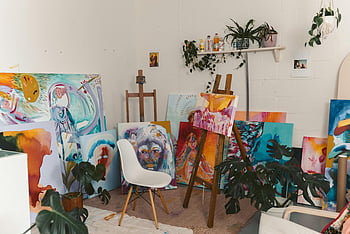 Studio Sztuki, kolorowe obrazy abstrakcyjne, sztalugi, rośliny doniczkowe, Vibrant Studio, obrazy wewnątrz studia, Sztuka abstrakcyjna, studio z obrazami, Konfiguracja studyjna, przestrzeń twórcza, pracownia artystyczna
