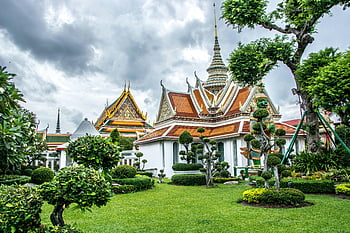 Gran palacio, Bangkok, Tailandia, arquitectura tradicional tailandesa, jardines hermosos, templo tailandés, techos ornamentados, césped verde, arbustos recortados, cielo nublado, hito cultural
