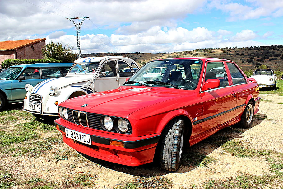 bmw e30, coupe, 1990, auto rossa, auto d'epoca, ambientazione esterna, targa, cielo blu, nuvole, area rurale