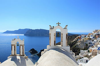 Panagia Agion Panton Kirke, santorini grækenland, kirke klokker, hvide kirketårne, Ægæiske hav, solskinsdag, græske øer, kirke arkitektur, Santorini landskab, blå hav, Grækenland rejser