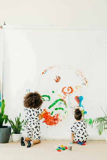 bambini che dipingono, colori luminosi, tela grande, dipinto interno, bambini gioiosi, Attività artistica, bambini creativi, dipingere insieme, arte d'interni, pittura colorata