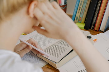 çocuk yazma, Beyaz kağıt, öğrenci okuma, ders kitabını aç, konsantrasyon, öğrenme, gayretli çalışma, eğitim sahası, odaklanmış çocuk, akademik çevre, çalışma masası